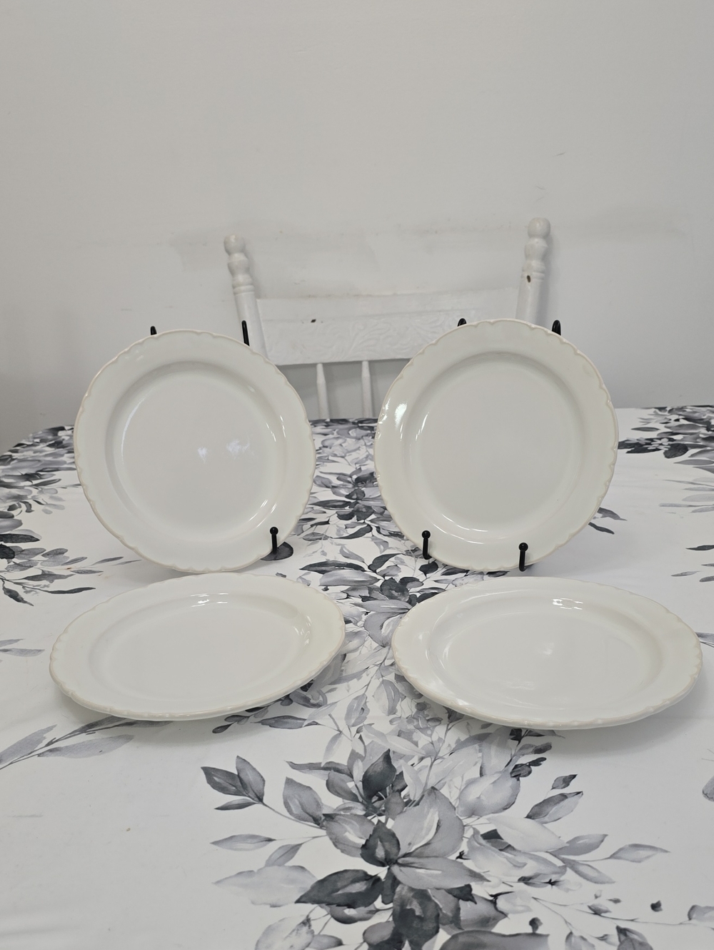 Pottery Barn Made In Italy Set Of 4 Napoli Scalloped Glazed Ivory Salad Plates
